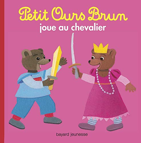 PETIT OURS BRUN JOUE AU CHEVALIER