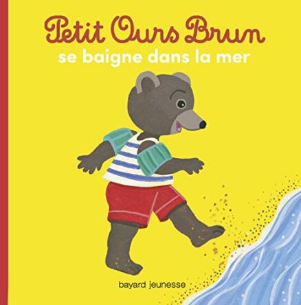 PETIT OURS BRUN SE BAIGNE DANS LA MER
